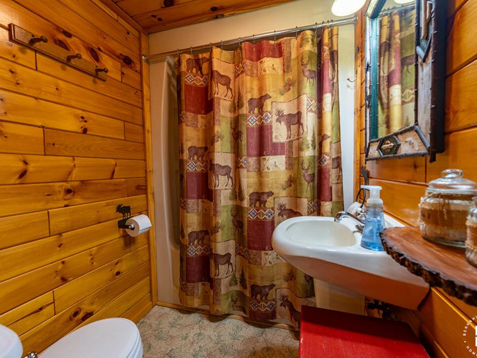 ColbyCabins_Moose_Bathroom2