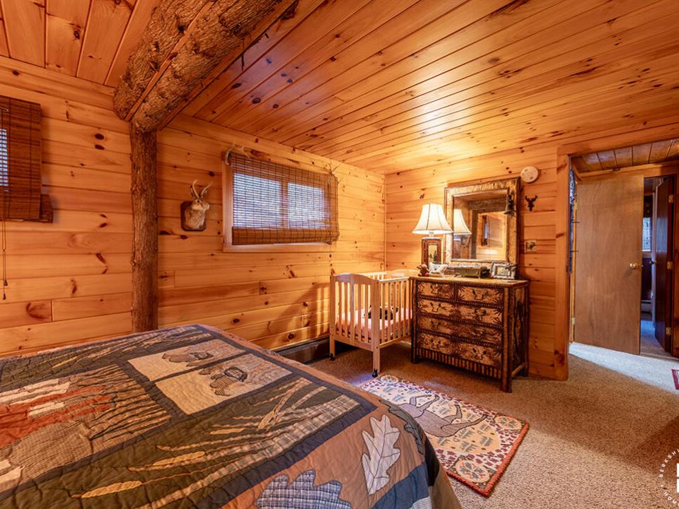 ColbyCabins_Moose_Bedroom1_Dresser