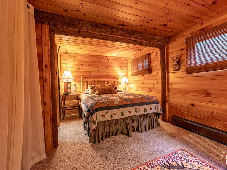 ColbyCabins_Moose_Bedroom1