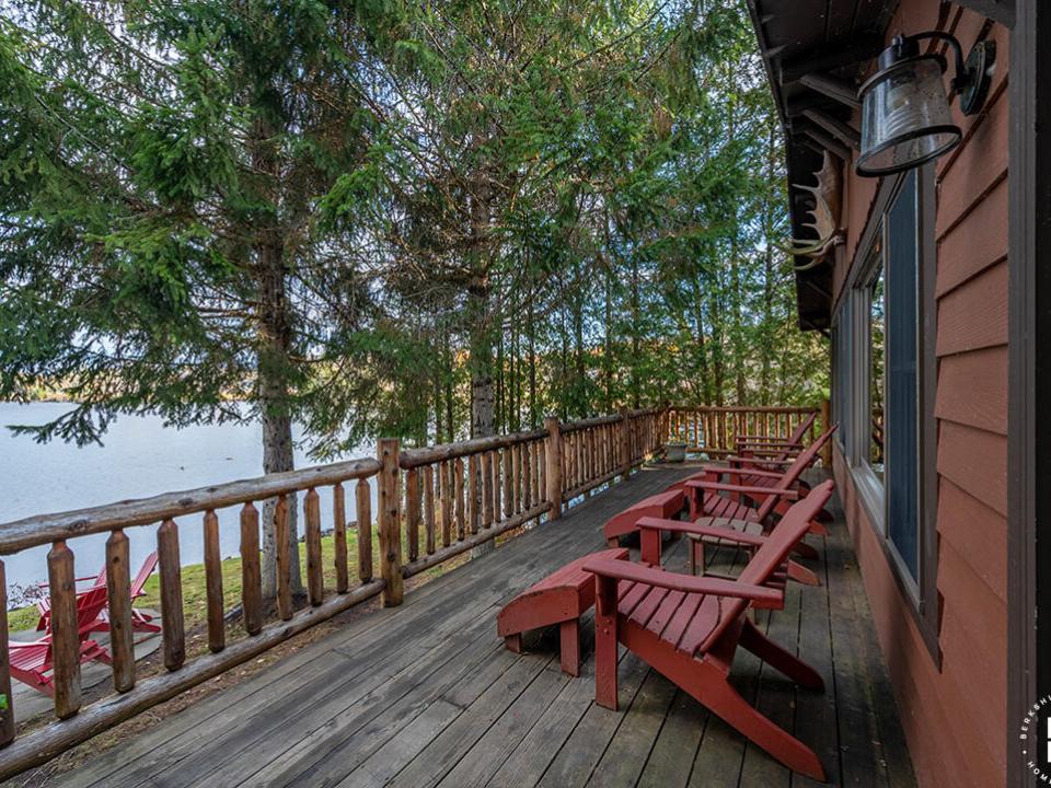 ColbyCabins_Moose_Deck_L