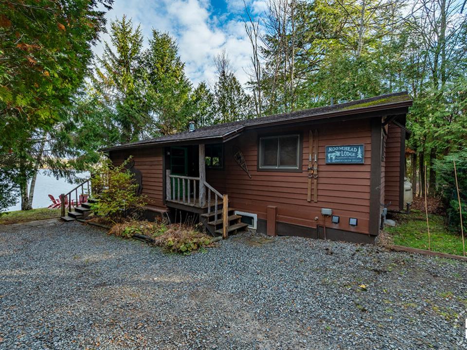 ColbyCabins_Moose_Exterior_From_Driveway