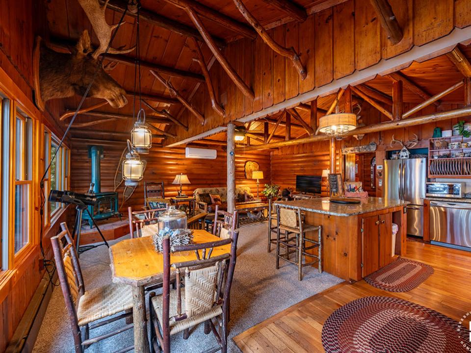 ColbyCabins_Moose_FullRoom_From_Entry