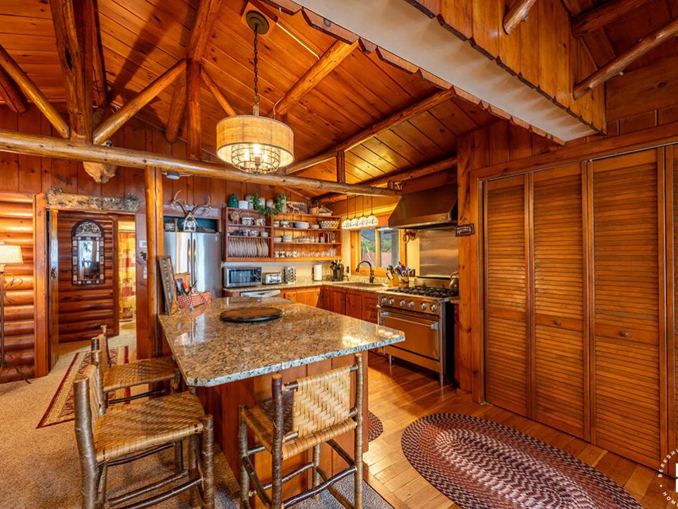 ColbyCabins_Moose_Kitchen_BreakfastBar