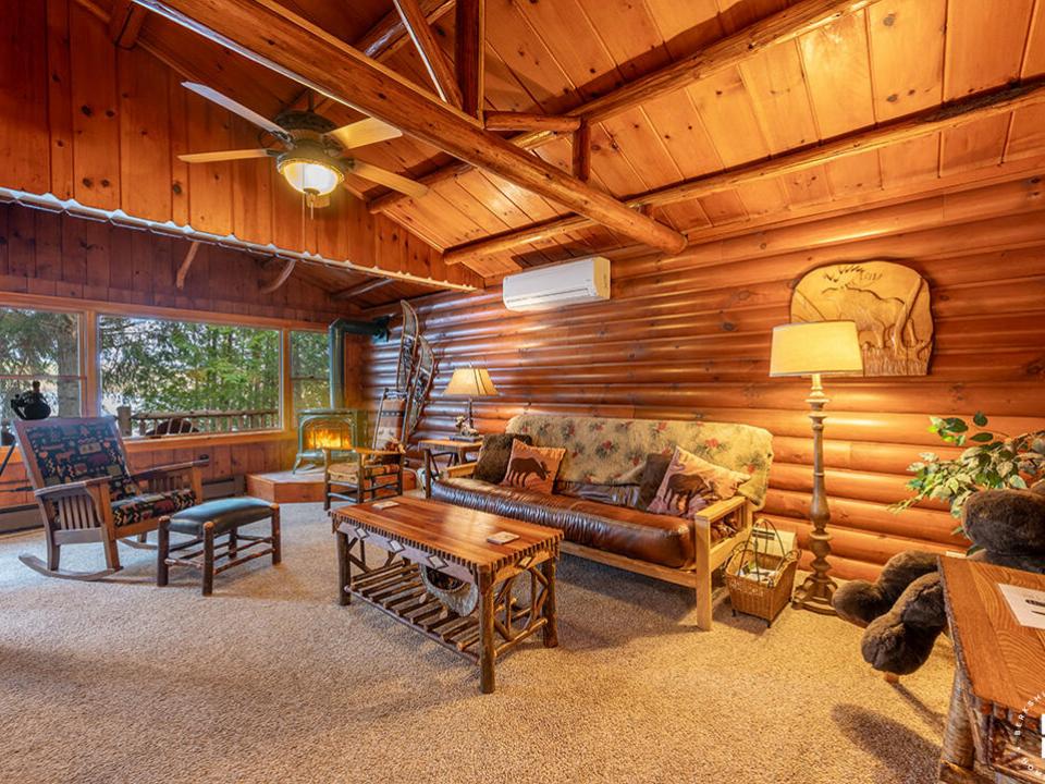 ColbyCabins_Moose_LR_R