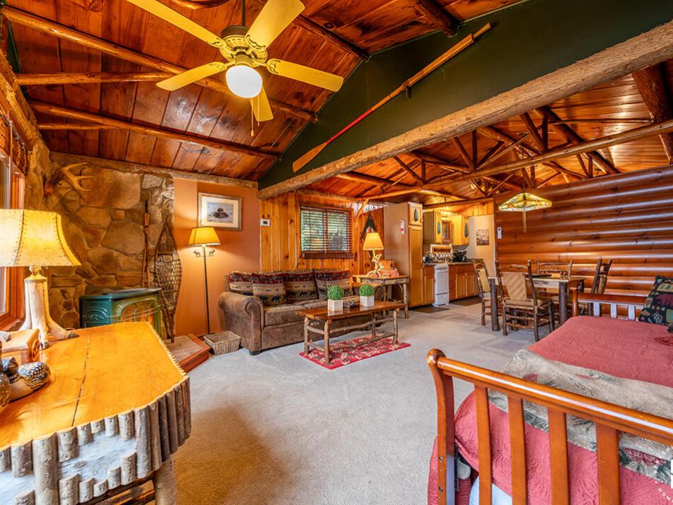 ColbyCabins_Loon_FullRoom_From_Entry