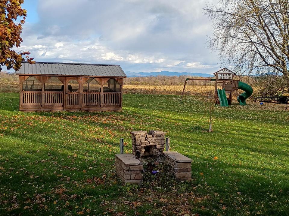 2428 Rte. 22 gazebo, play set  and mount