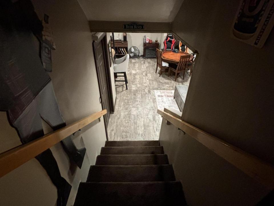 2428 Rte. 22 steps to den