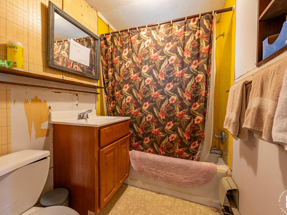 SaranacLakeHomeOnForestHillAve_MH_Bathro