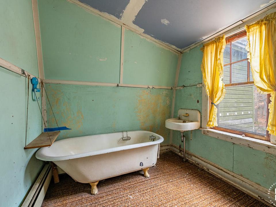 SaranacLakeHomeOnForestHillAve_MH_Bathro