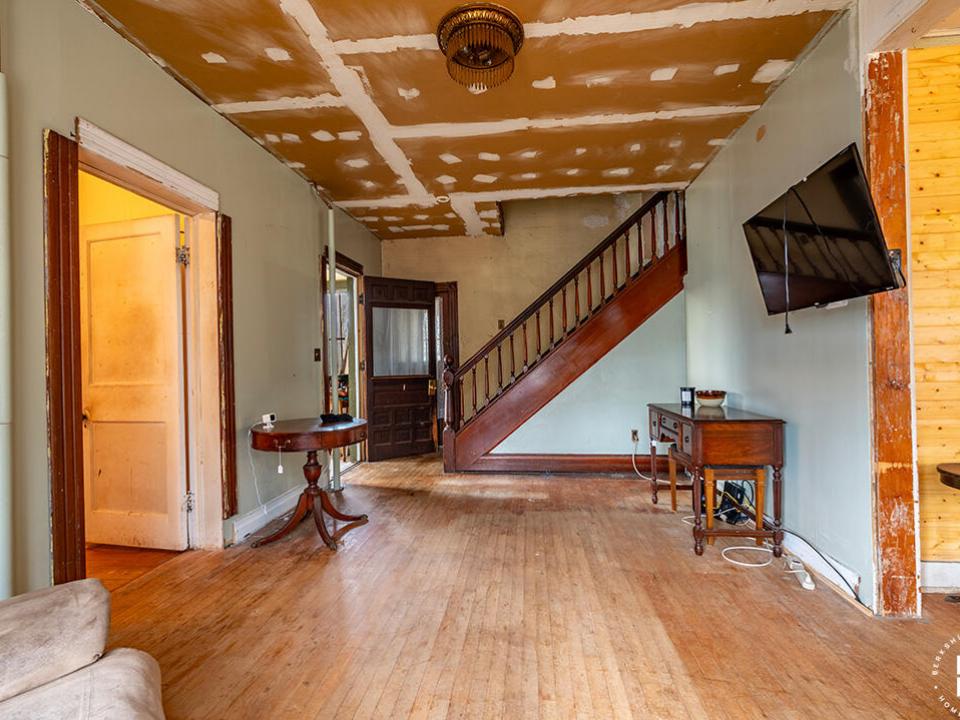 SaranacLakeHomeOnForestHillAve_MH_LR_Sta