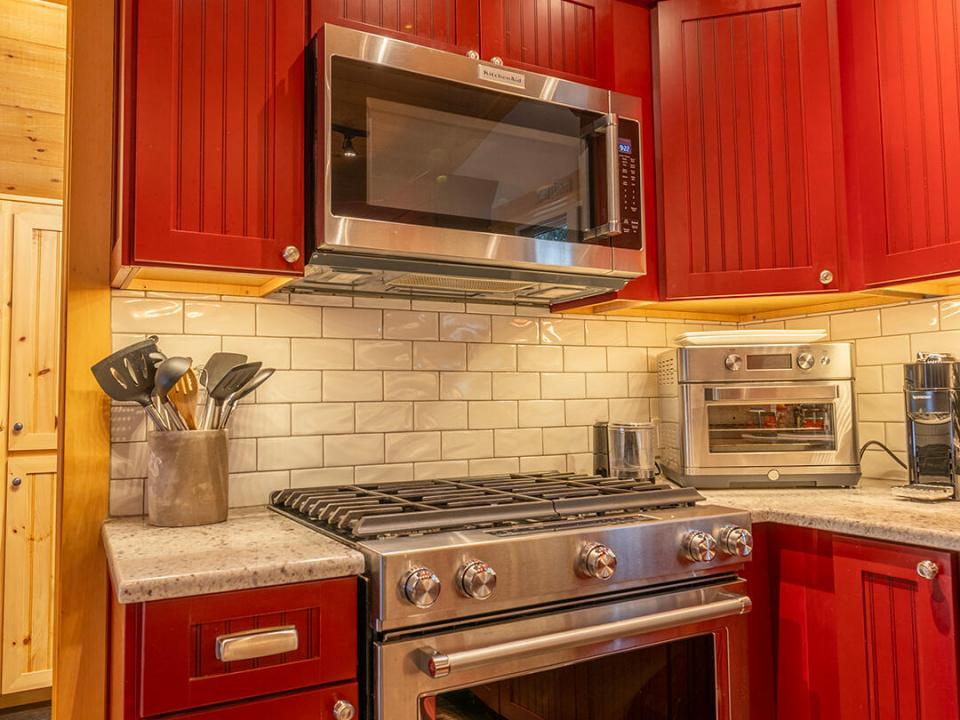 LakePlacidCottageOnChipmunk_Kitchen_Stov