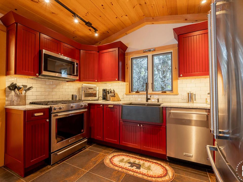 LakePlacidCottageOnChipmunk_Kitchen_R