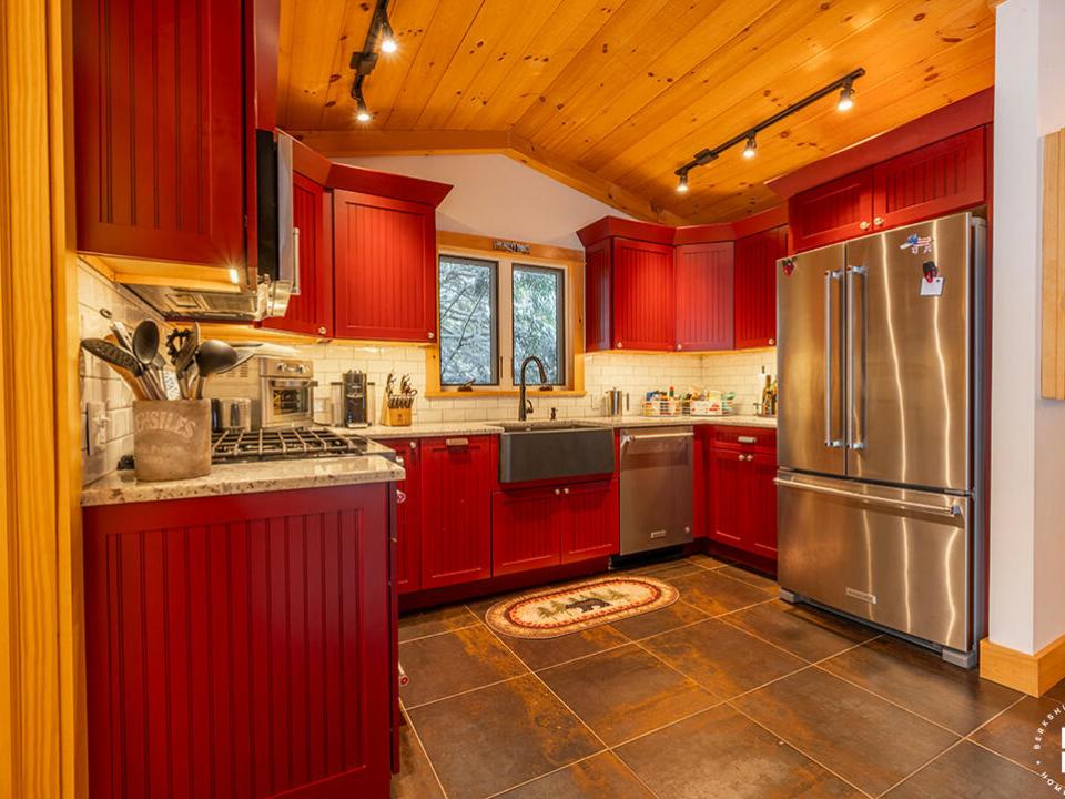LakePlacidCottageOnChipmunk_Kitchen_L