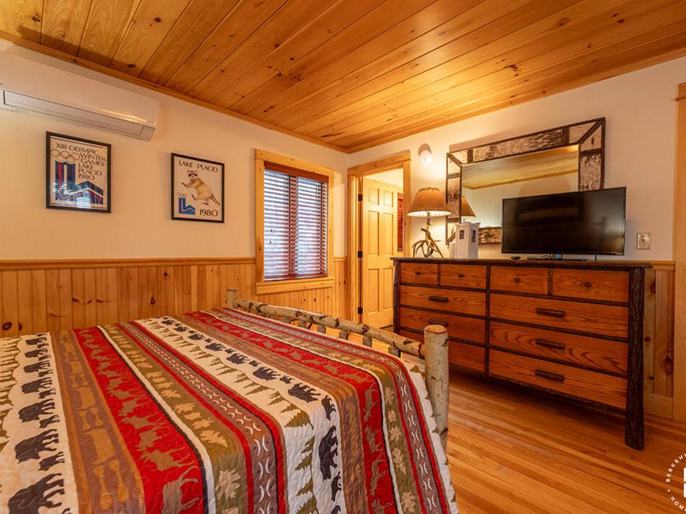 LakePlacidCottageOnChipmunk_Bedroom2_TV