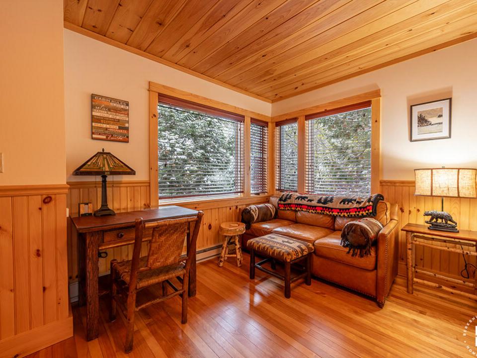 LakePlacidCottageOnChipmunk_Bedroom2_Cou