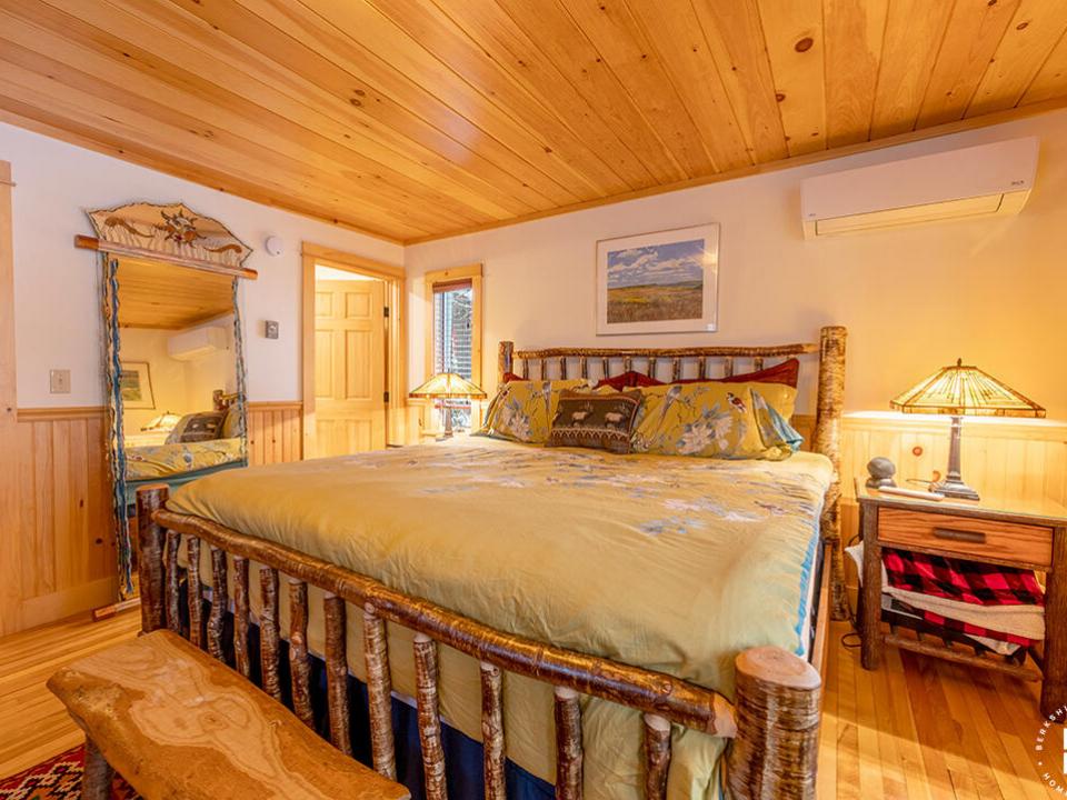 LakePlacidCottageOnChipmunk_Bedroom1_R