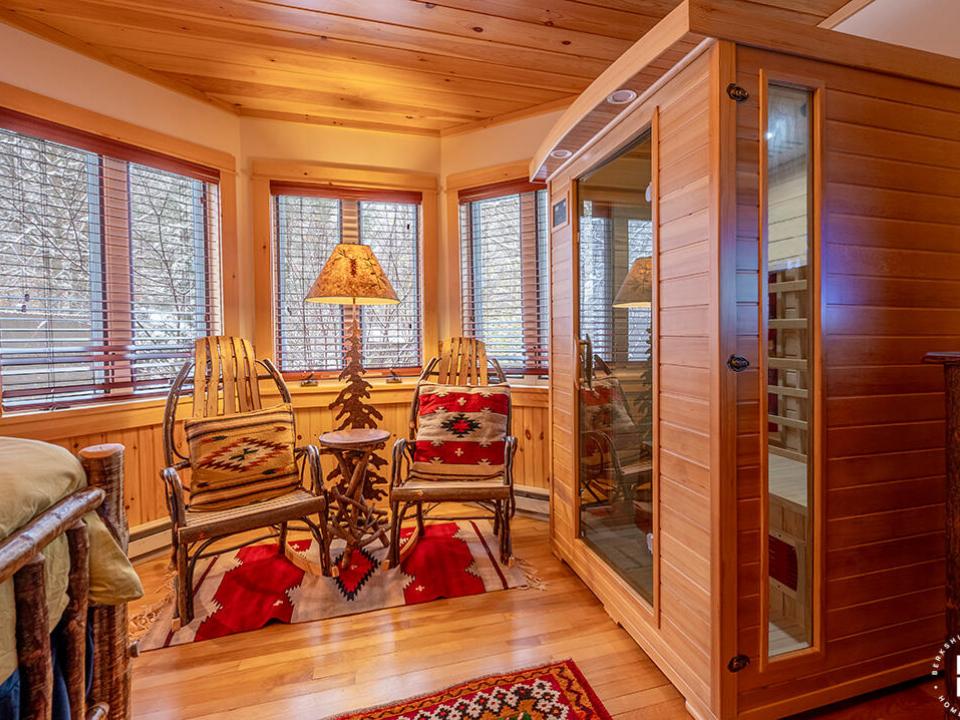 LakePlacidCottageOnChipmunk_Bedroom1_Cha