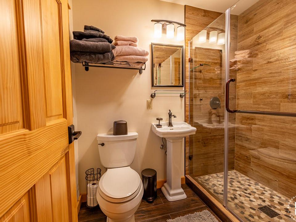 LakePlacidCottageOnChipmunk_Bathroom2