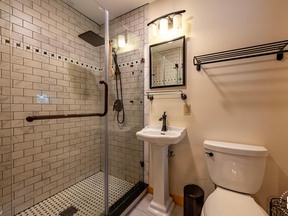 LakePlacidCottageOnChipmunk_Bathroom1