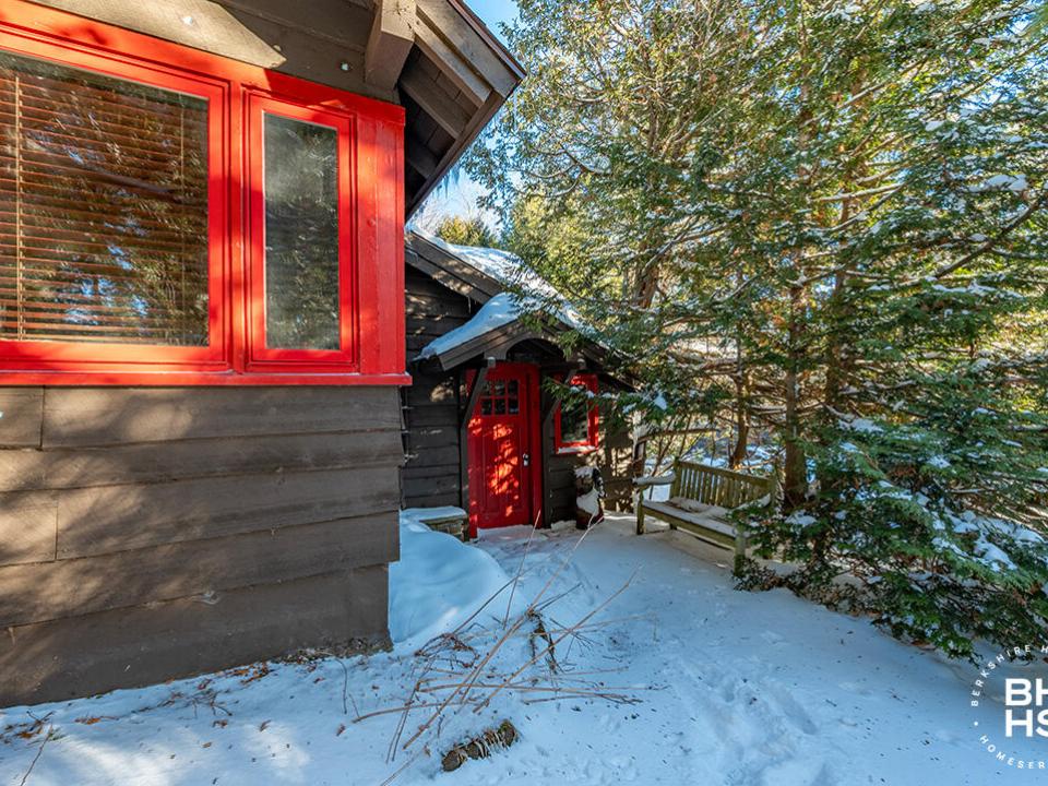 LakePlacidCottageOnChipmunk_Exterior_Fro