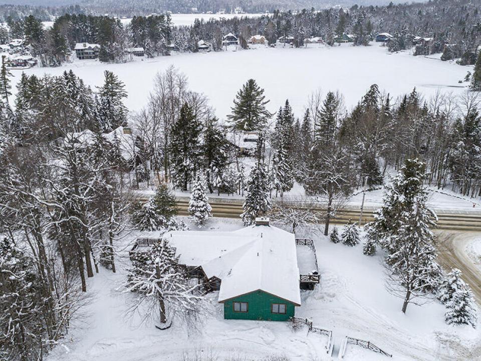 A_Exterior_MirrorLake