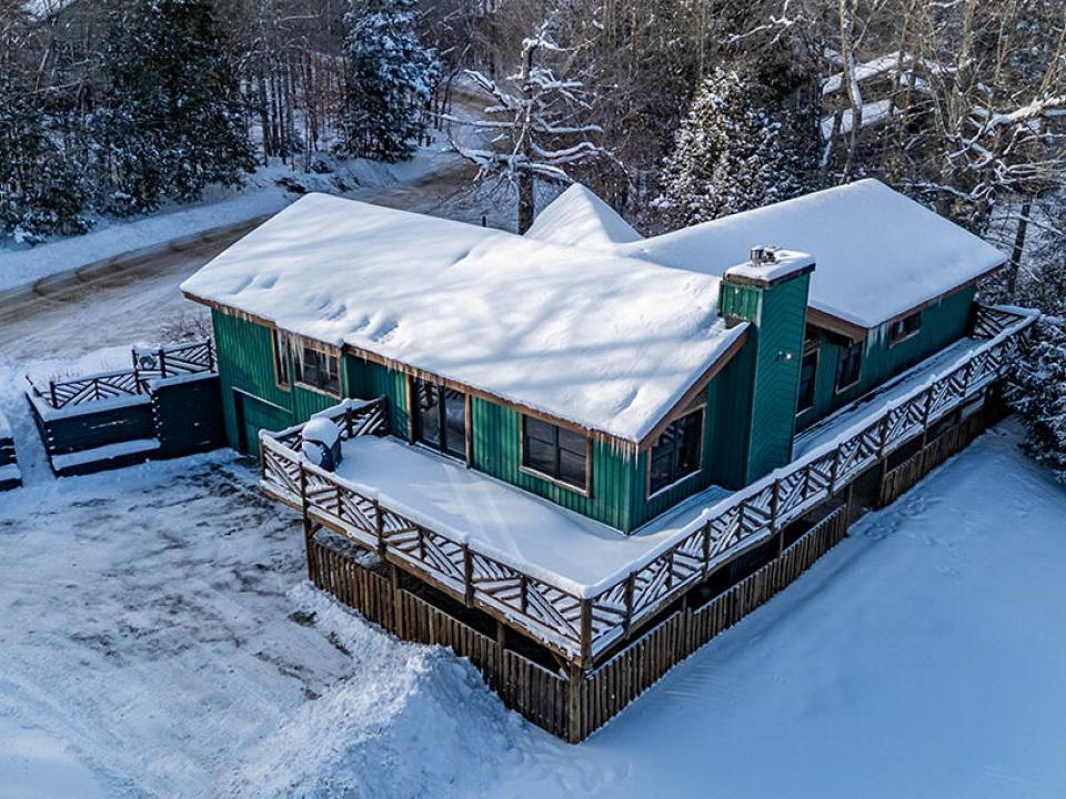 SleepyBearLodge_Winter_A_Exterior_Back