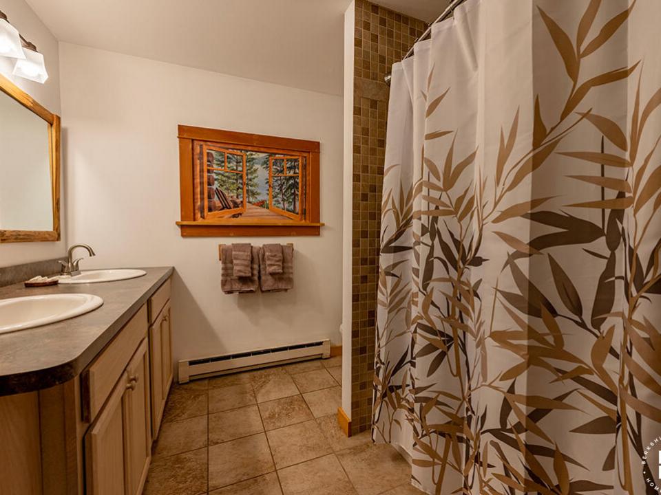 SleepyBearLodge_Winter_Bathroom2