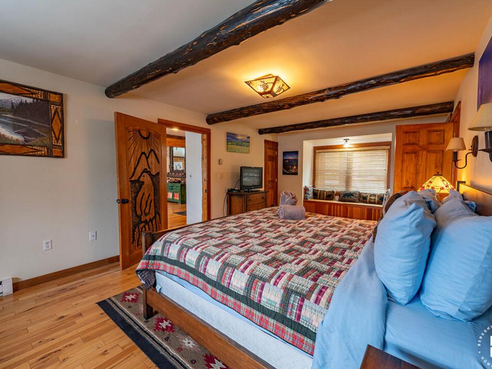 SleepyBearLodge_Winter_Bedroom1_Closet