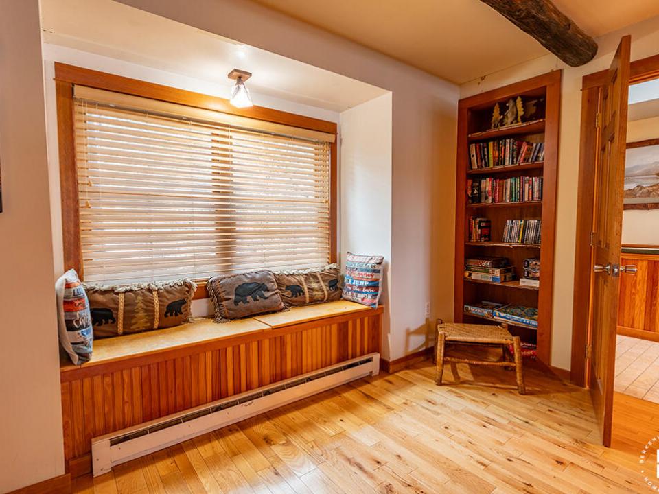 SleepyBearLodge_Winter_Bedroom1_DayBed