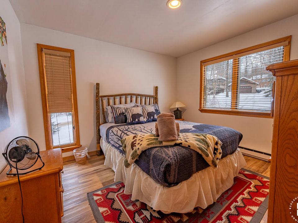 SleepyBearLodge_Winter_Bedroom2