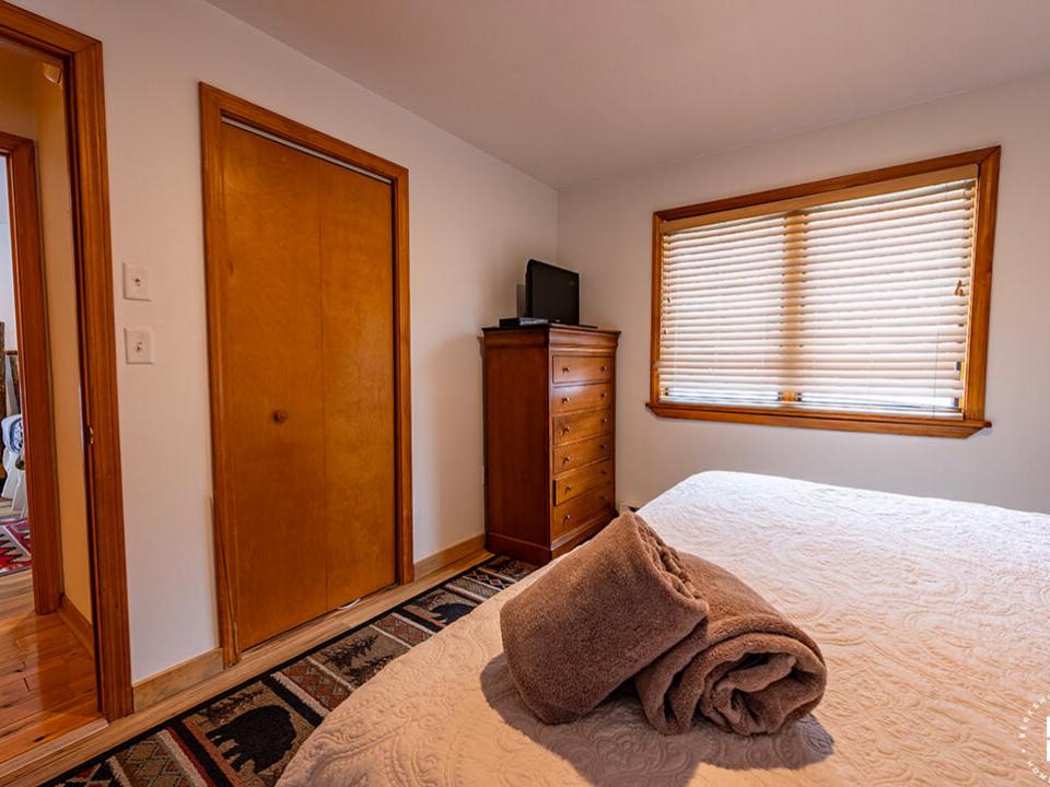 SleepyBearLodge_Winter_Bedroom3_Closet
