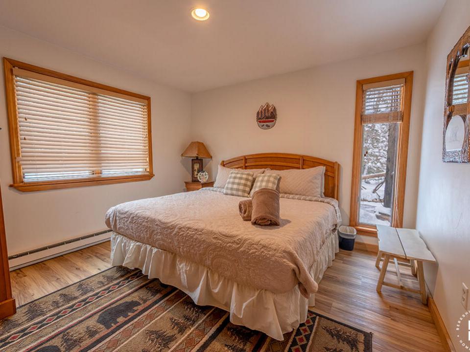 SleepyBearLodge_Winter_Bedroom3