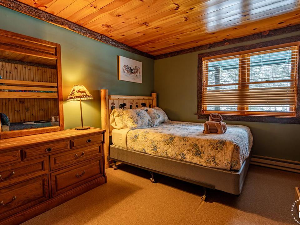 SleepyBearLodge_Winter_Bedroom5_Bed