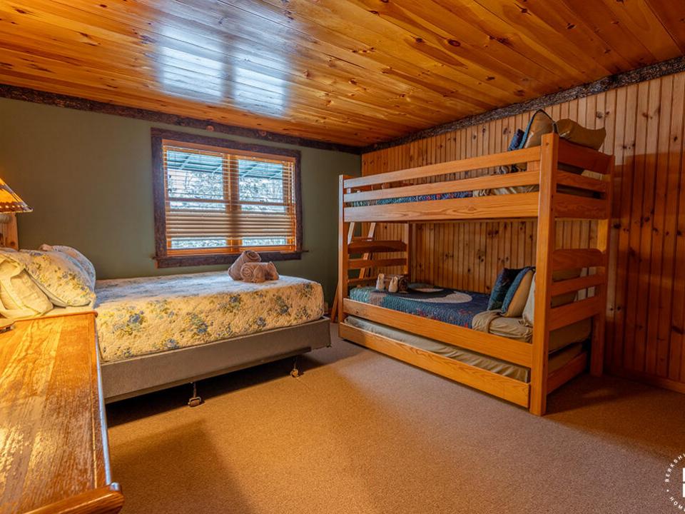 SleepyBearLodge_Winter_Bedroom5