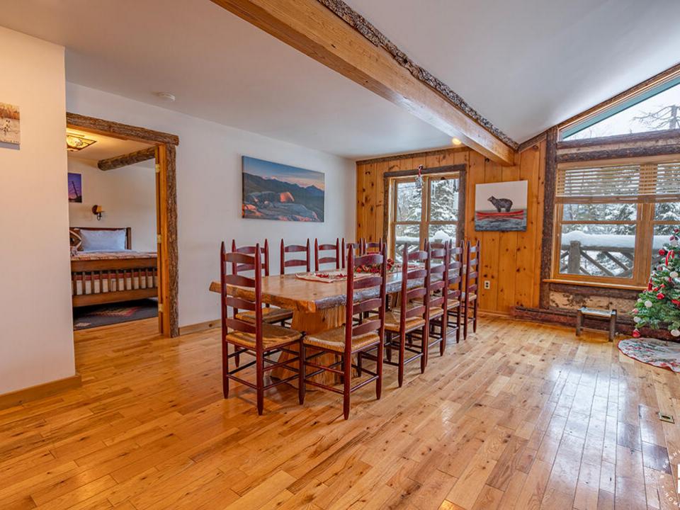 SleepyBearLodge_Winter_DiningRoom