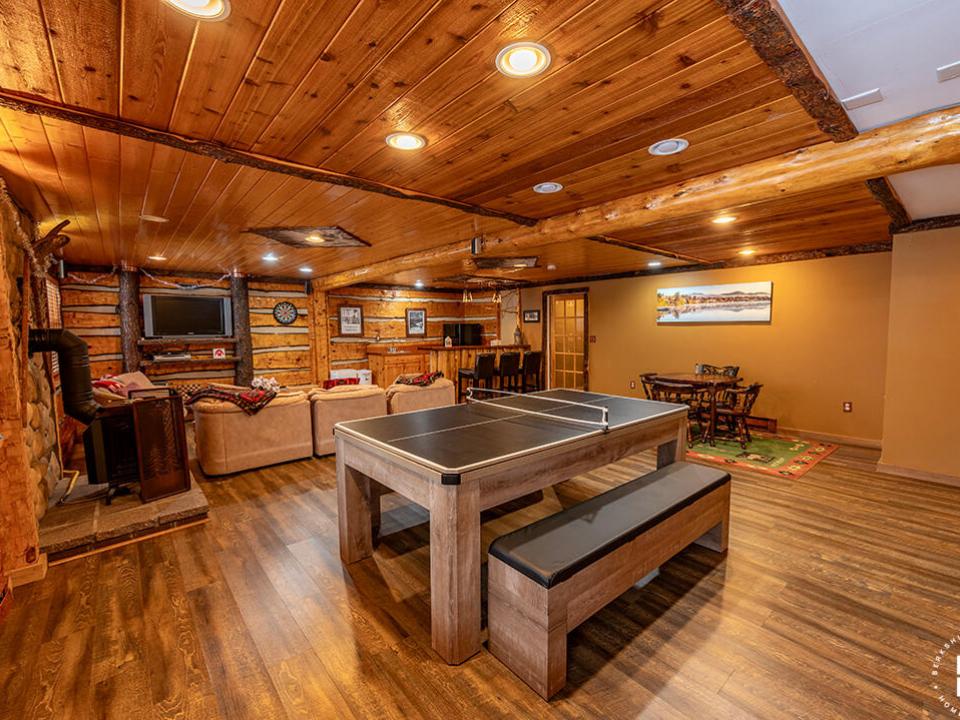 SleepyBearLodge_Winter_EntertainmentRoom