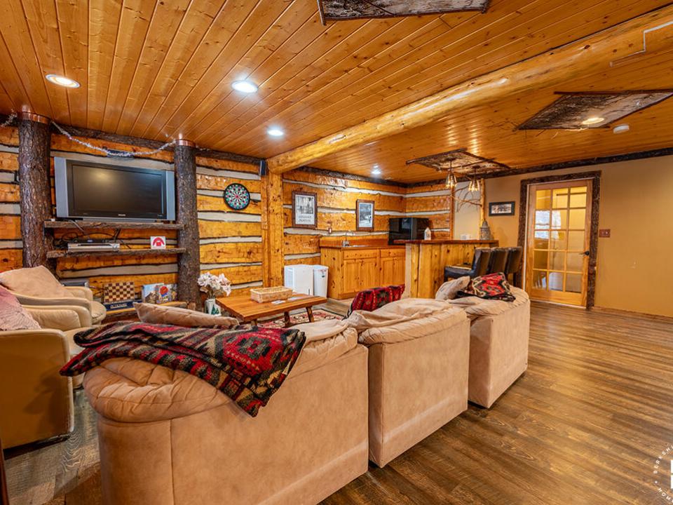 SleepyBearLodge_Winter_EntertainmentRoom