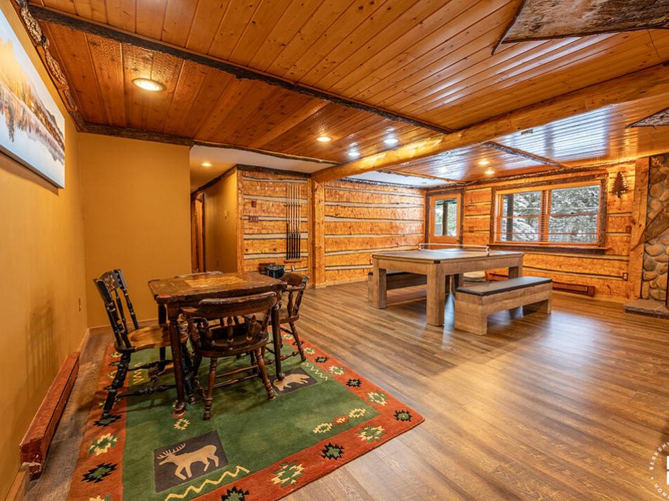 SleepyBearLodge_Winter_EntertainmentRoom