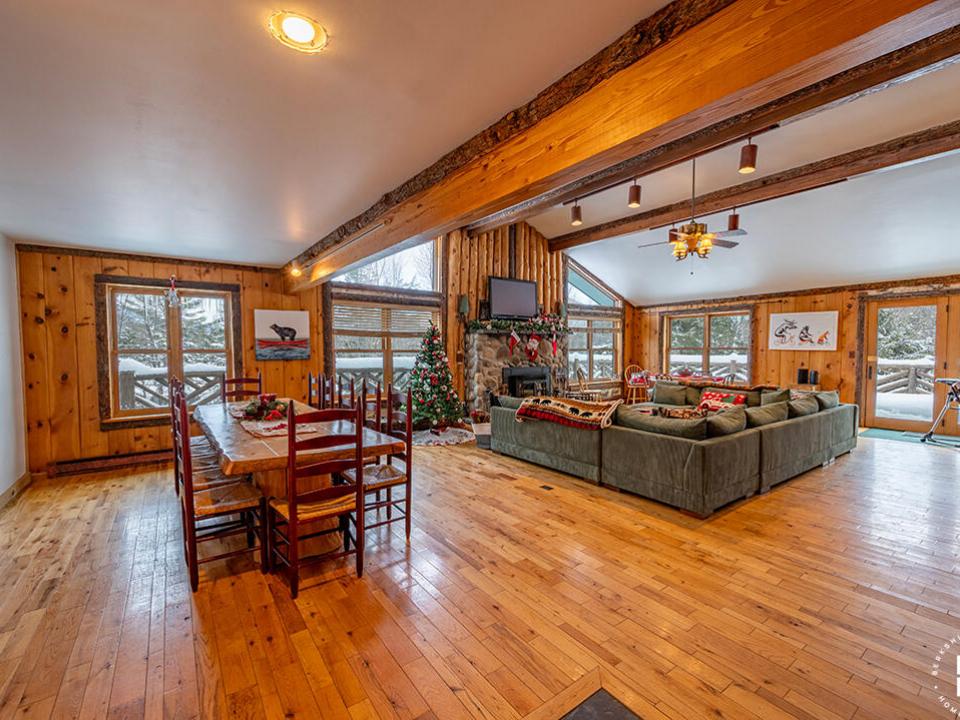 SleepyBearLodge_Winter_FullRoom_DiningRo