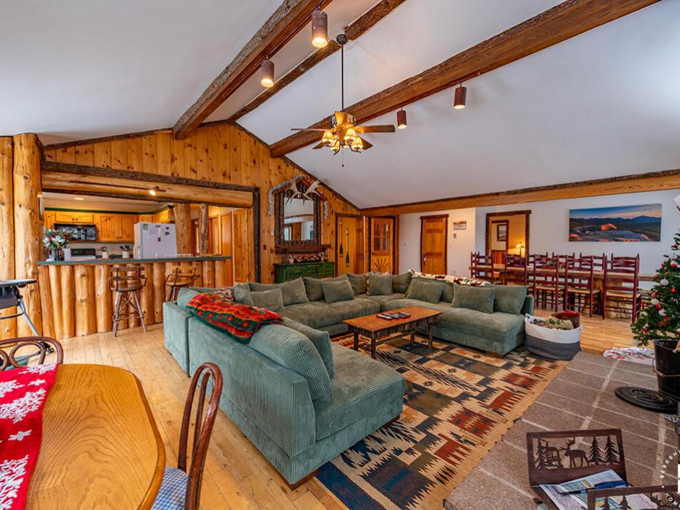 SleepyBearLodge_Winter_FullRoom_From_LR