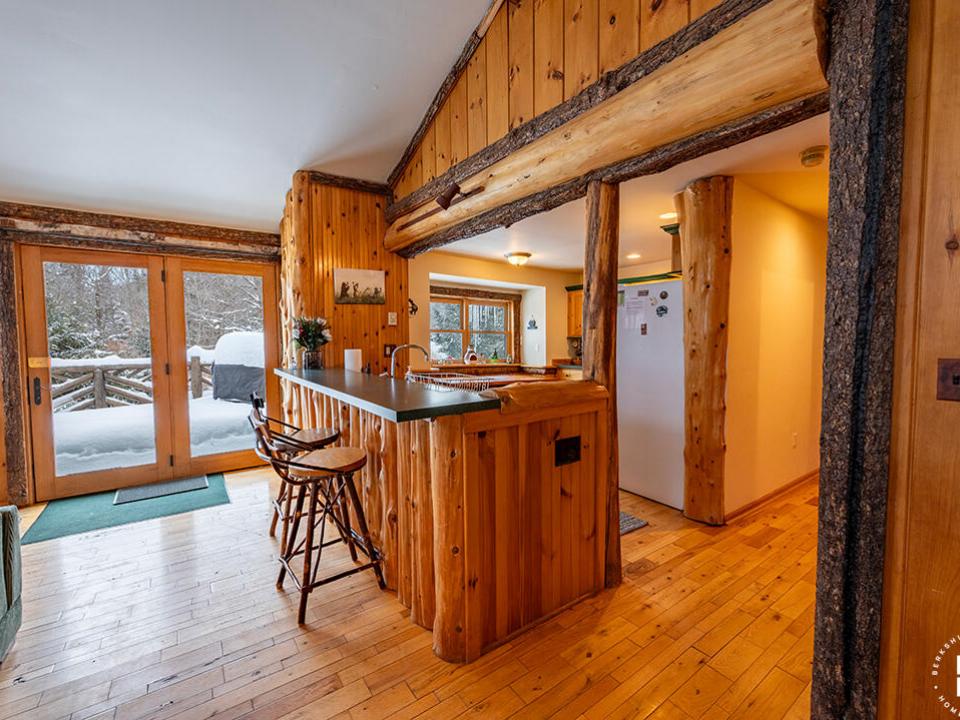 SleepyBearLodge_Winter_Kitchen_Breakfast