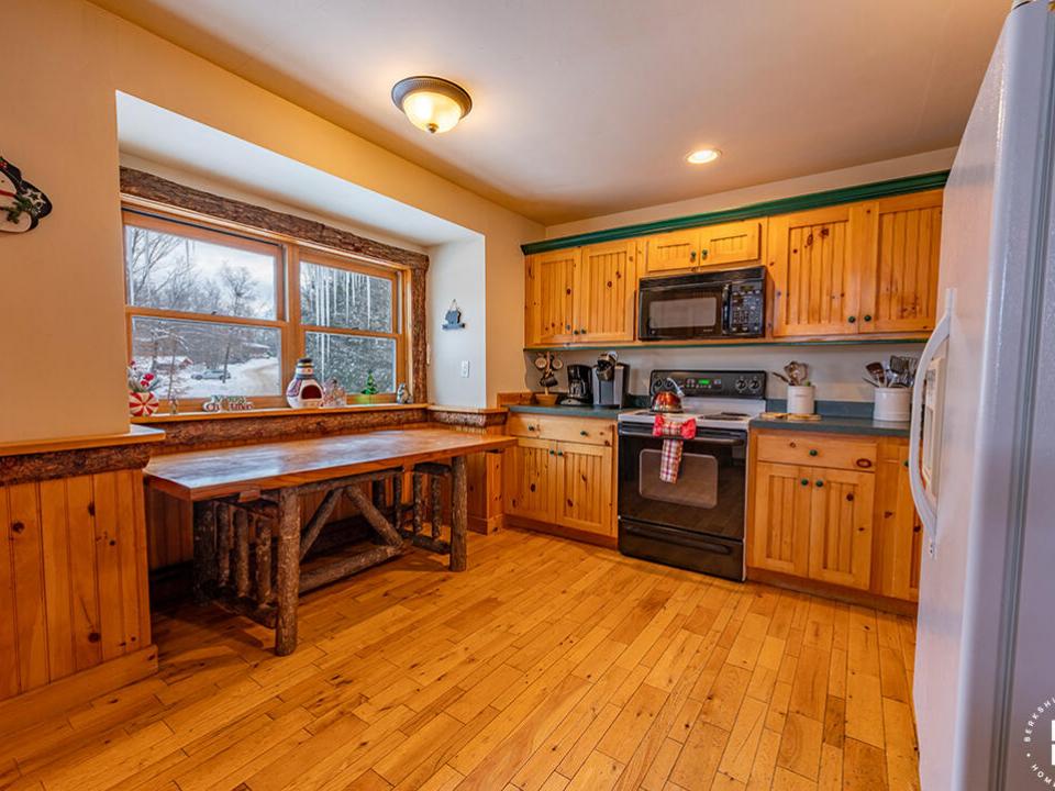SleepyBearLodge_Winter_Kitchen