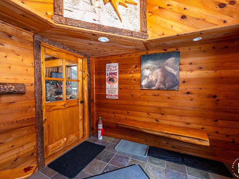 SleepyBearLodge_Winter_Mudroom_L