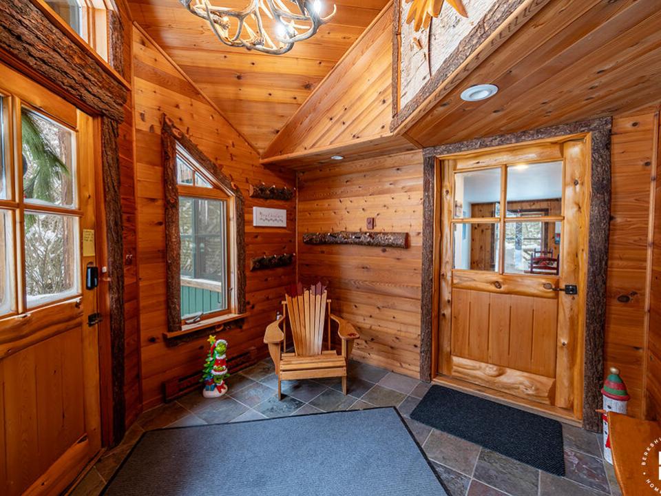 SleepyBearLodge_Winter_Mudroom_R