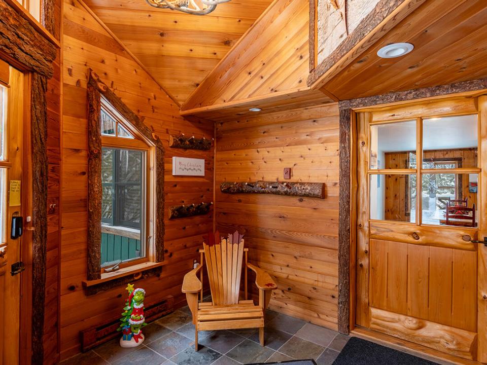 SleepyBearLodge_Winter_Mudroom_V