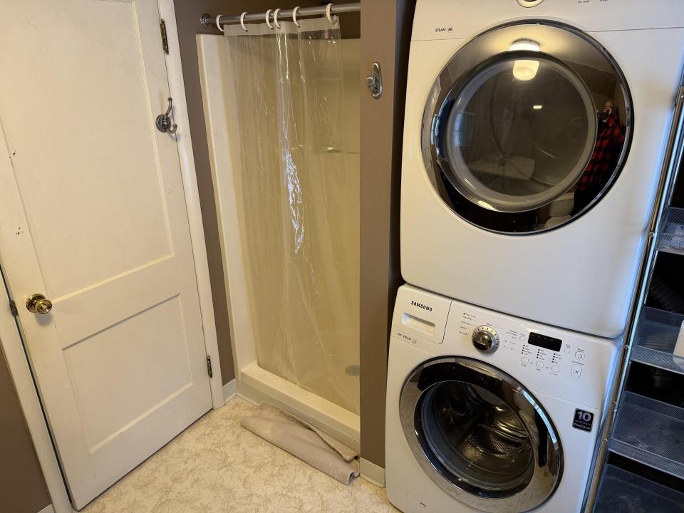 455 Park Ave Primary Bathroo 2