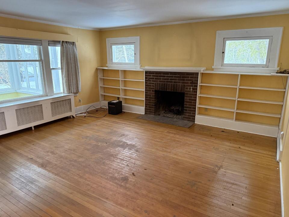 455 Park Ave Living room