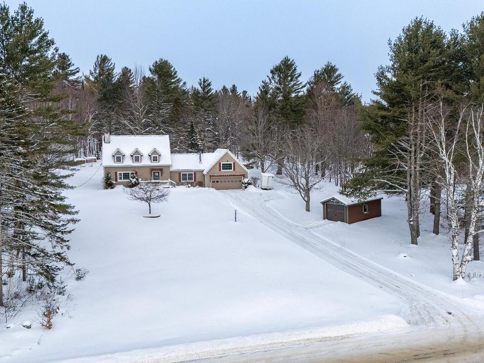 CapeCodOnFletcherFarm_A_Exterior_EndDriv