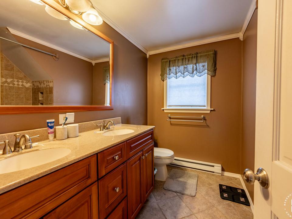 CapeCodOnFletcherFarm_Bathroom