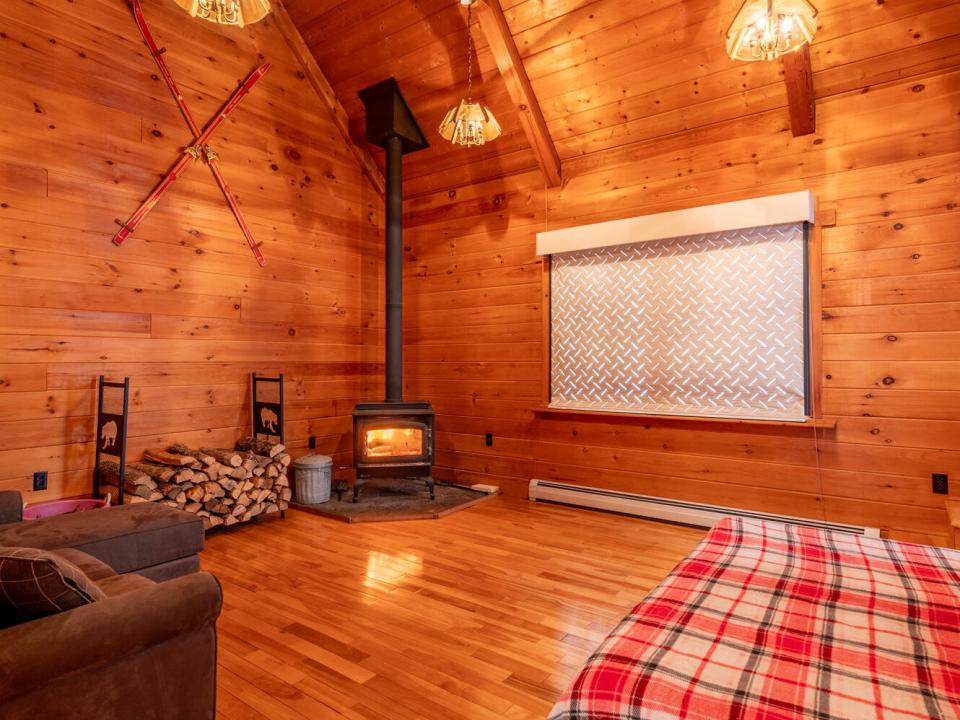 CapeCodOnFletcherFarm_Bedroom1_V